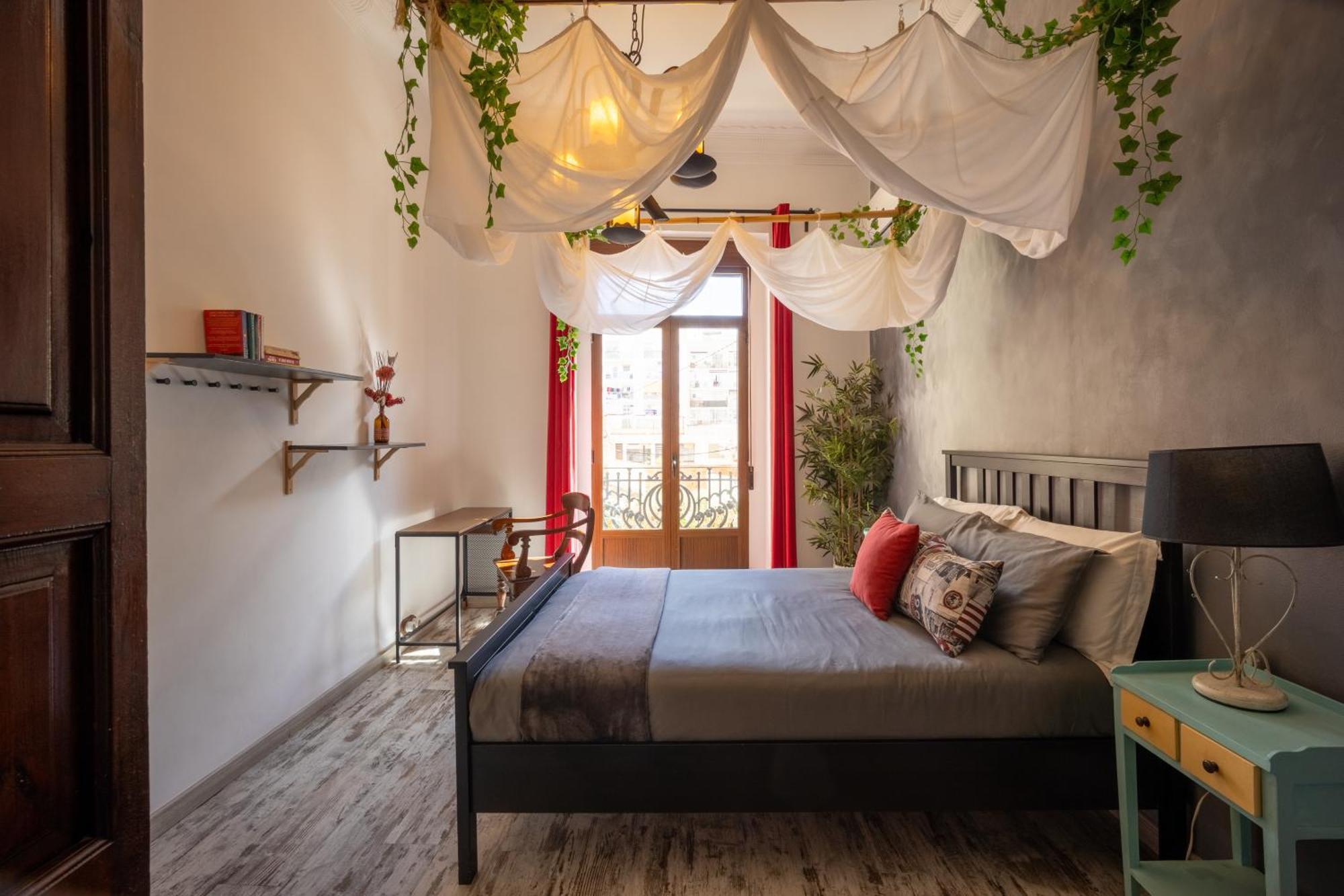 Portrait Boutique Guesthouse Валенсія Екстер'єр фото